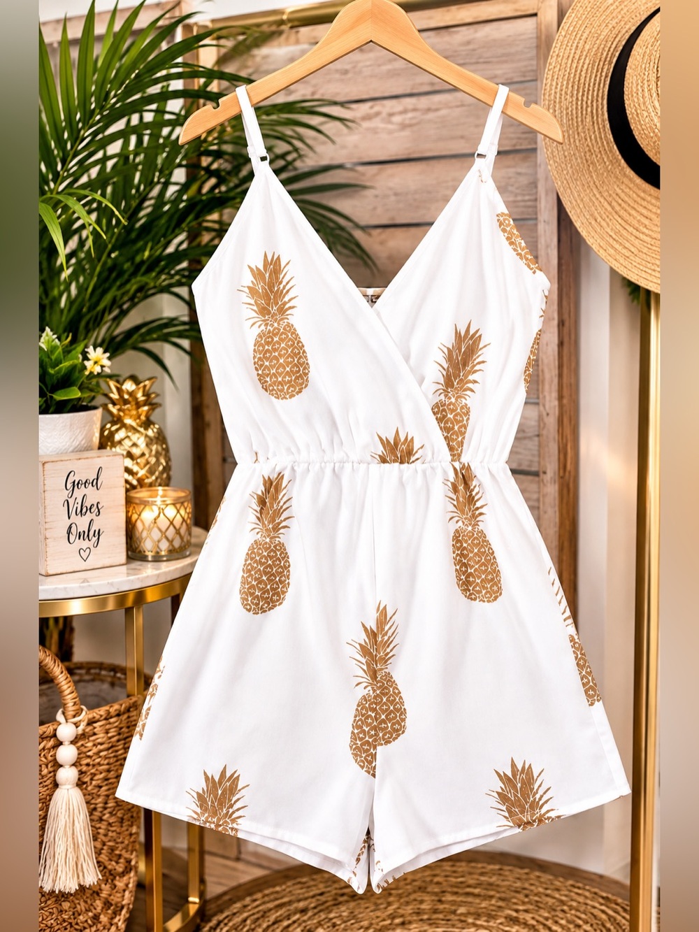 🍍 Like New 🍍 White Pineapple Print Romper Size Medium 🍍